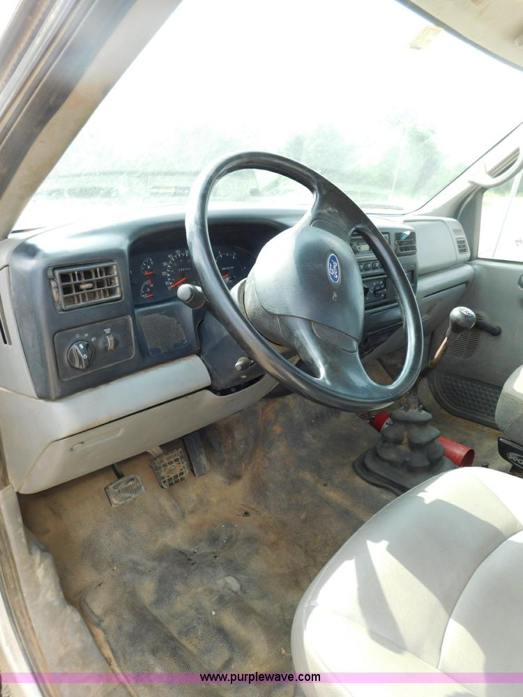 image for item L5855 2005 Ford F750 Super Duty service truck with crane