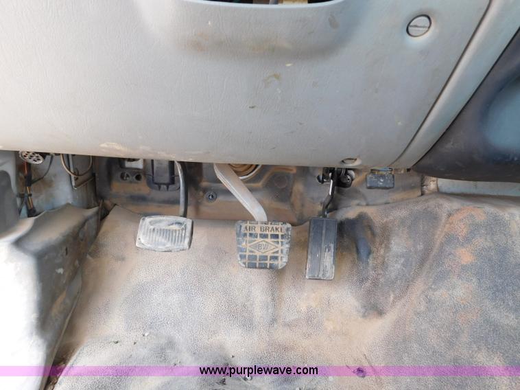 image for item L5855 2005 Ford F750 Super Duty service truck with crane