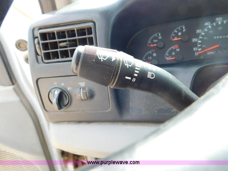 image for item L5855 2005 Ford F750 Super Duty service truck with crane