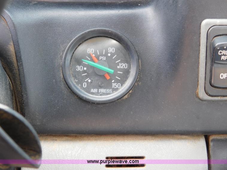 image for item L5855 2005 Ford F750 Super Duty service truck with crane