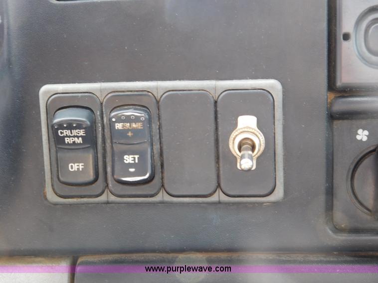 image for item L5855 2005 Ford F750 Super Duty service truck with crane