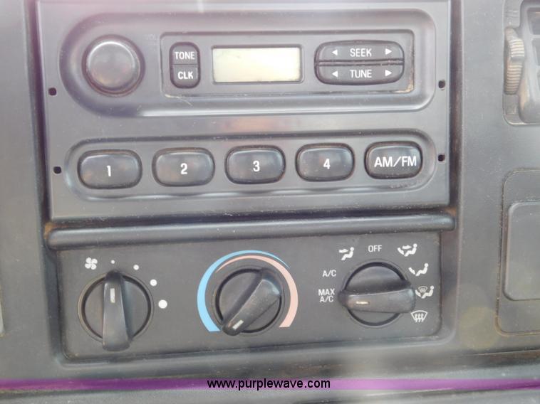 image for item L5855 2005 Ford F750 Super Duty service truck with crane