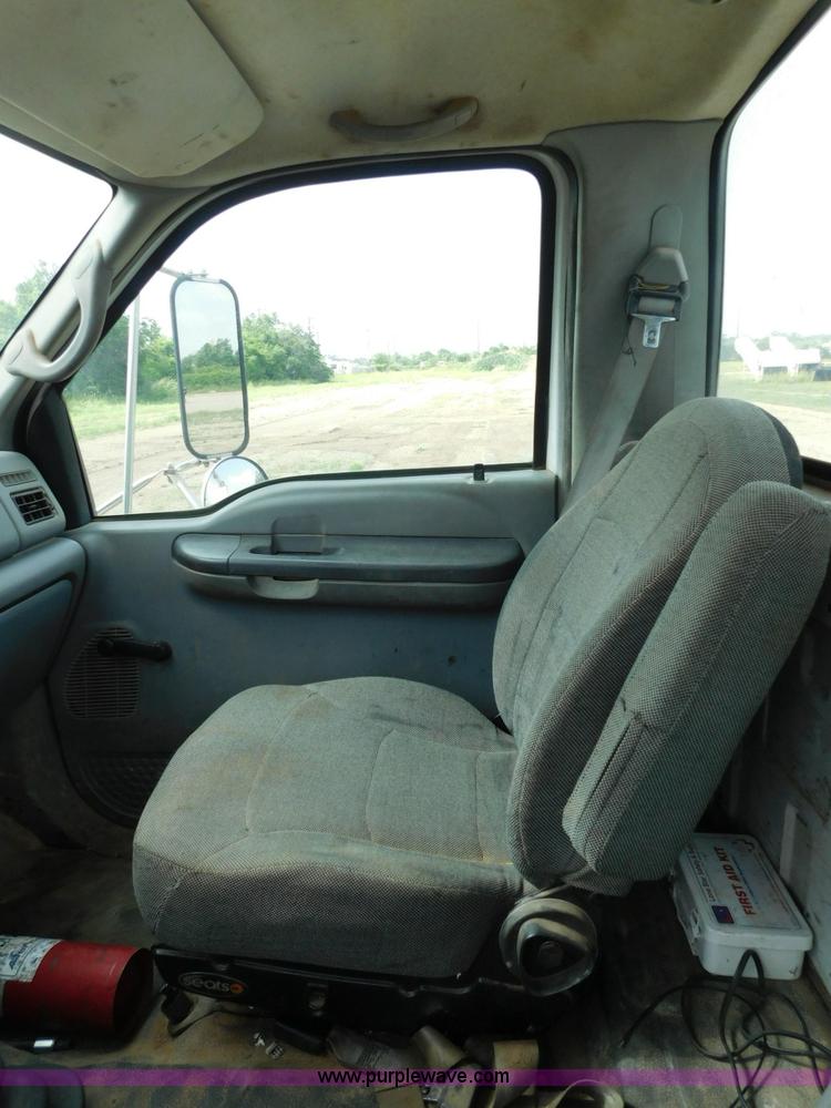 image for item L5855 2005 Ford F750 Super Duty service truck with crane