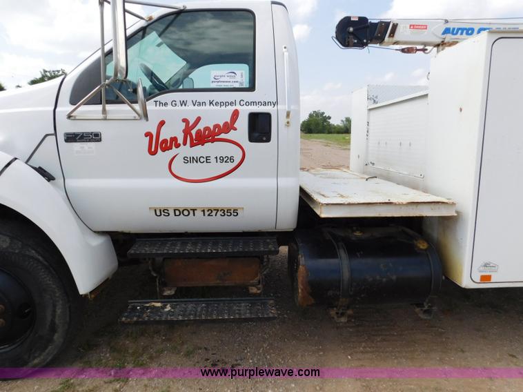 image for item L5855 2005 Ford F750 Super Duty service truck with crane