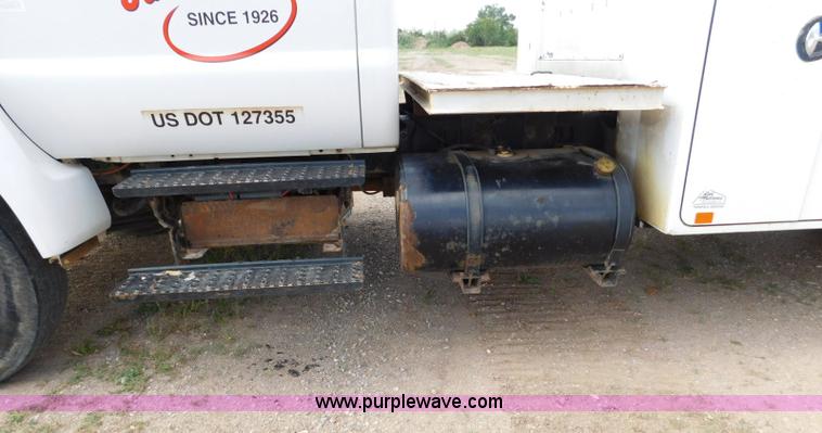 image for item L5855 2005 Ford F750 Super Duty service truck with crane