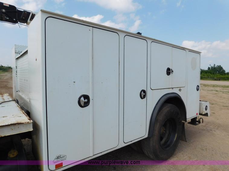 image for item L5855 2005 Ford F750 Super Duty service truck with crane