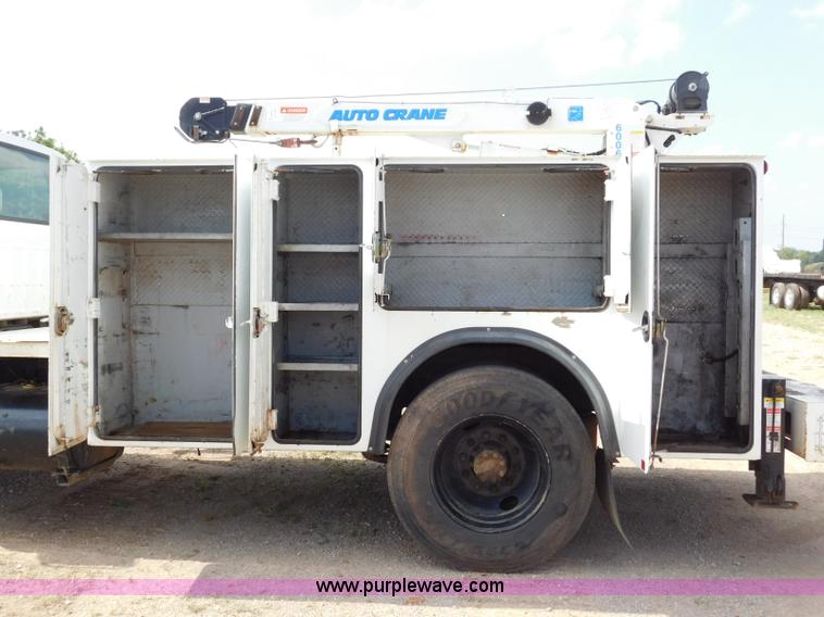 image for item L5855 2005 Ford F750 Super Duty service truck with crane