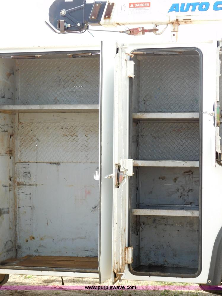 image for item L5855 2005 Ford F750 Super Duty service truck with crane