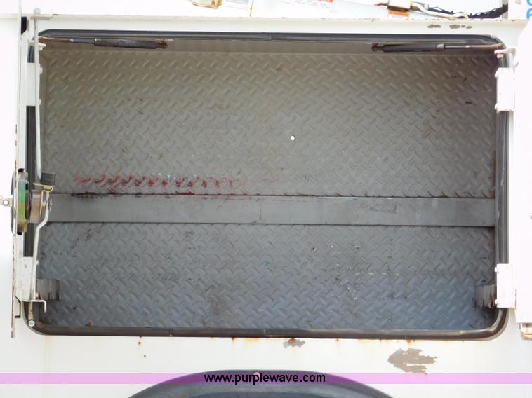 image for item L5855 2005 Ford F750 Super Duty service truck with crane