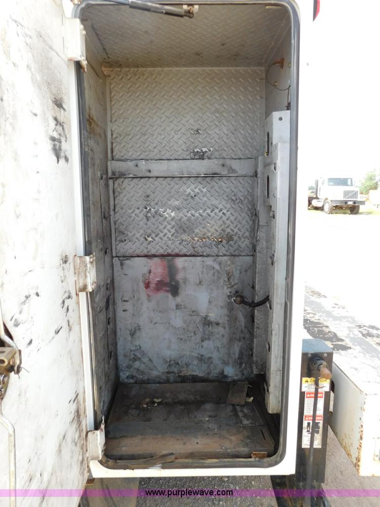 image for item L5855 2005 Ford F750 Super Duty service truck with crane