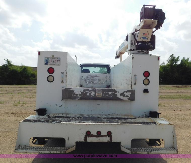 image for item L5855 2005 Ford F750 Super Duty service truck with crane