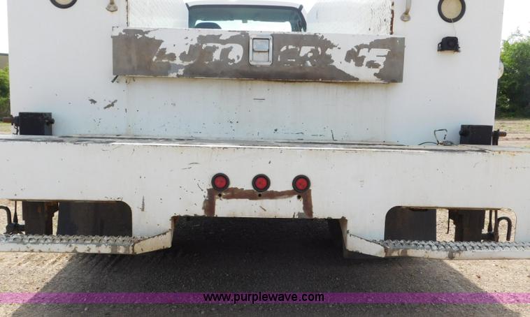 image for item L5855 2005 Ford F750 Super Duty service truck with crane