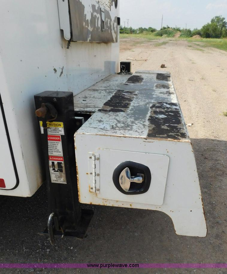 image for item L5855 2005 Ford F750 Super Duty service truck with crane