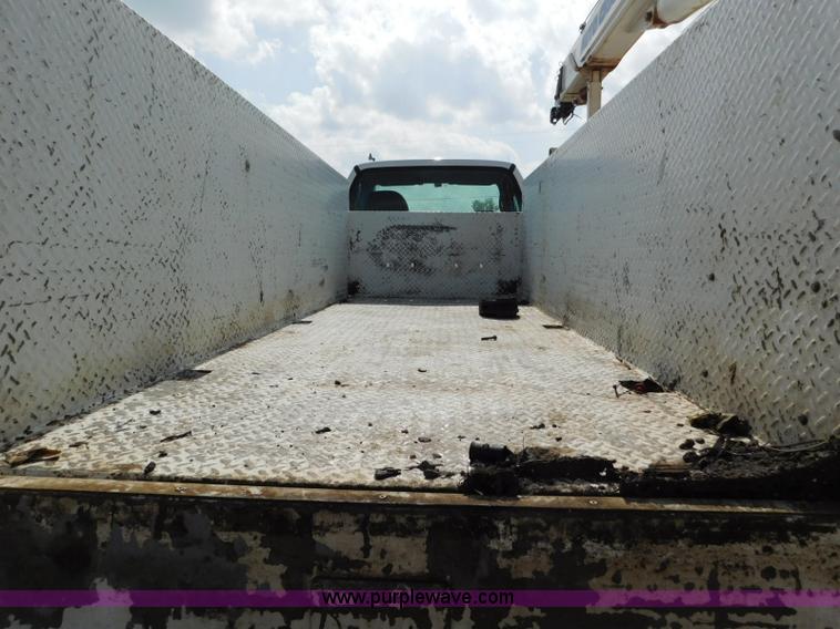 image for item L5855 2005 Ford F750 Super Duty service truck with crane