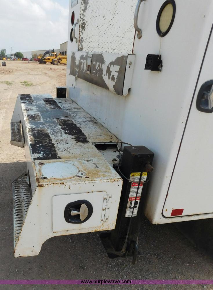 image for item L5855 2005 Ford F750 Super Duty service truck with crane