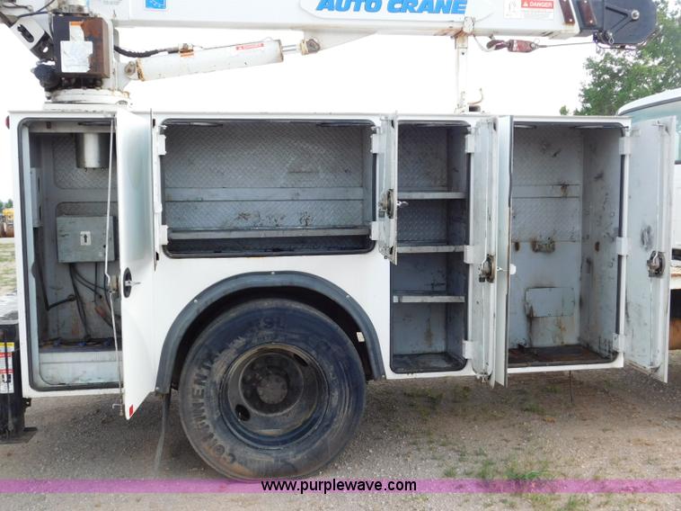 image for item L5855 2005 Ford F750 Super Duty service truck with crane