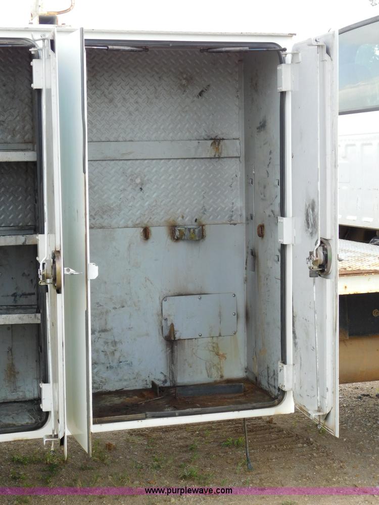 image for item L5855 2005 Ford F750 Super Duty service truck with crane