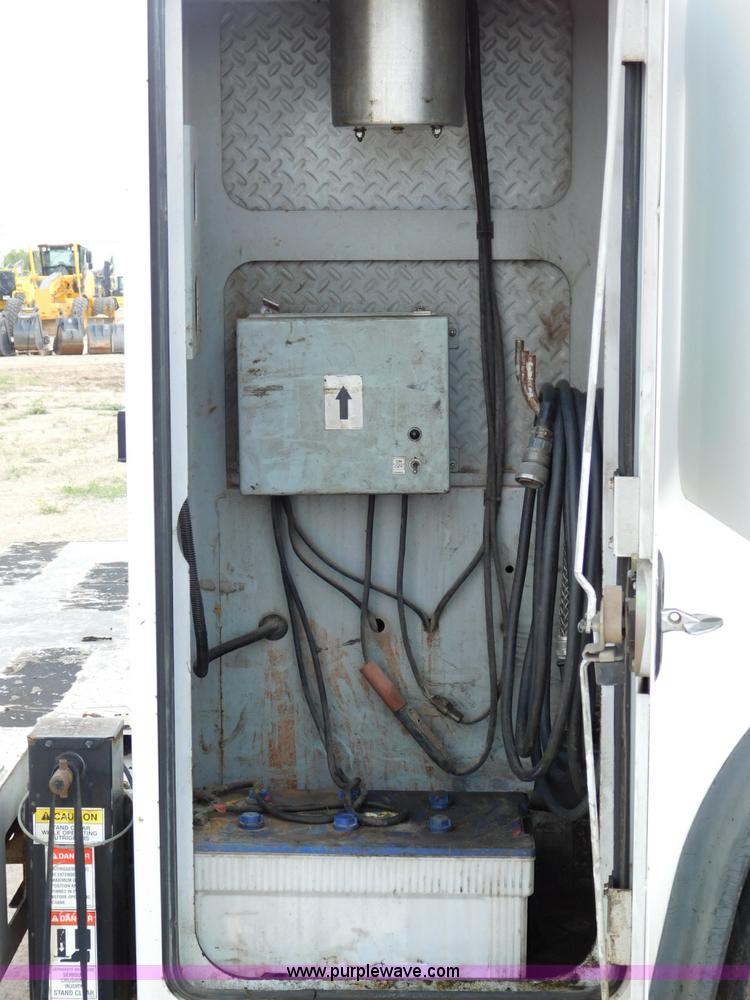 image for item L5855 2005 Ford F750 Super Duty service truck with crane