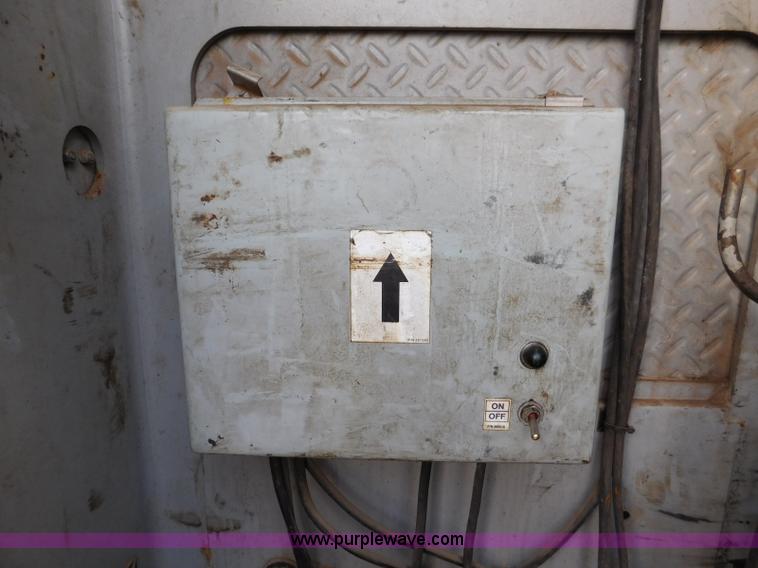 image for item L5855 2005 Ford F750 Super Duty service truck with crane