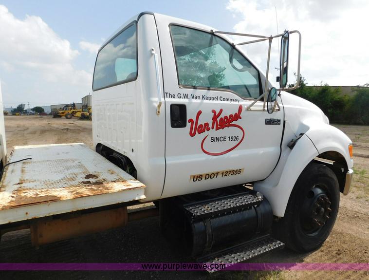 image for item L5855 2005 Ford F750 Super Duty service truck with crane