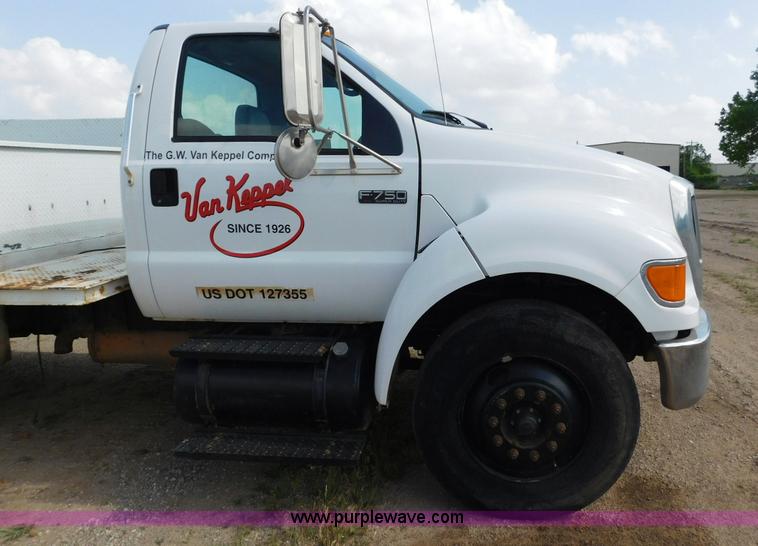 image for item L5855 2005 Ford F750 Super Duty service truck with crane