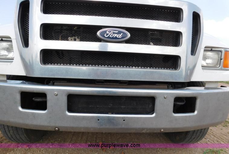 image for item L5855 2005 Ford F750 Super Duty service truck with crane