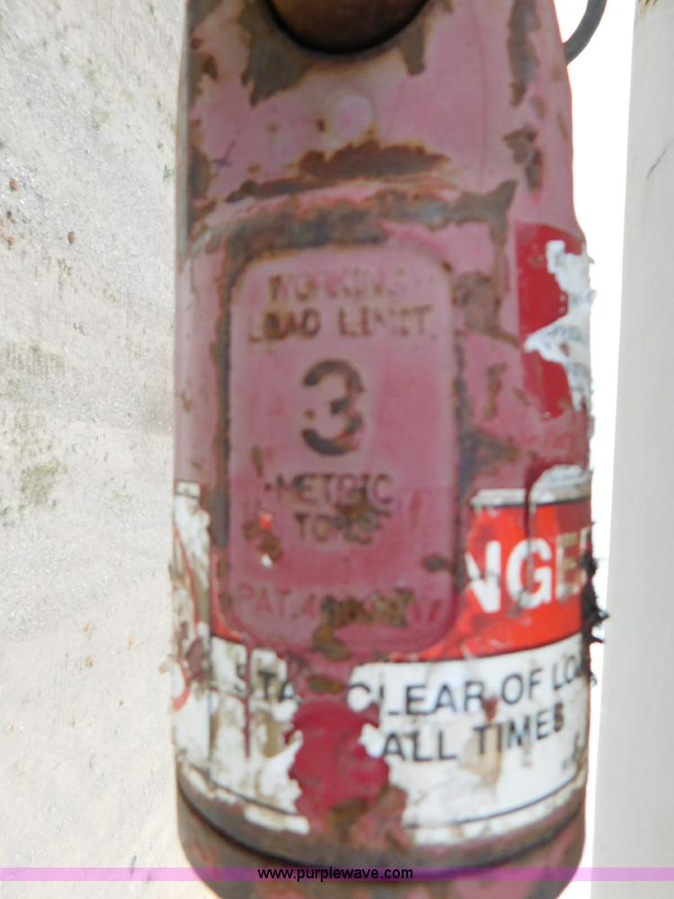 image for item L5855 2005 Ford F750 Super Duty service truck with crane