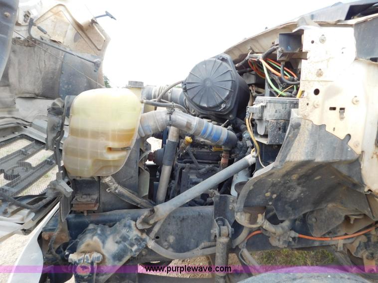 image for item L5855 2005 Ford F750 Super Duty service truck with crane