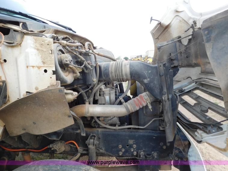 image for item L5855 2005 Ford F750 Super Duty service truck with crane