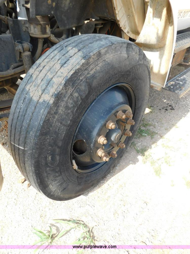 image for item L5855 2005 Ford F750 Super Duty service truck with crane