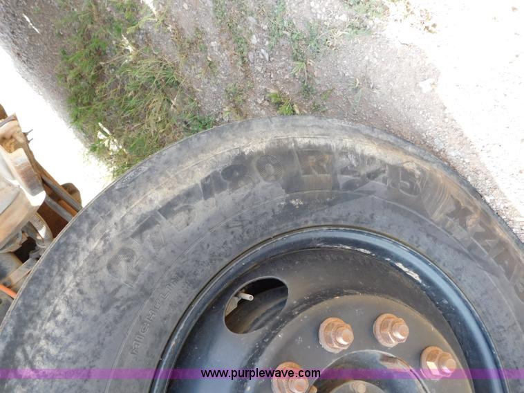 image for item L5855 2005 Ford F750 Super Duty service truck with crane