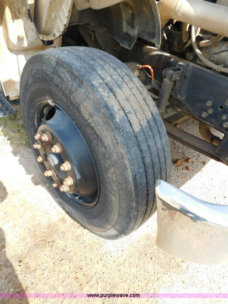 image for item L5855 2005 Ford F750 Super Duty service truck with crane