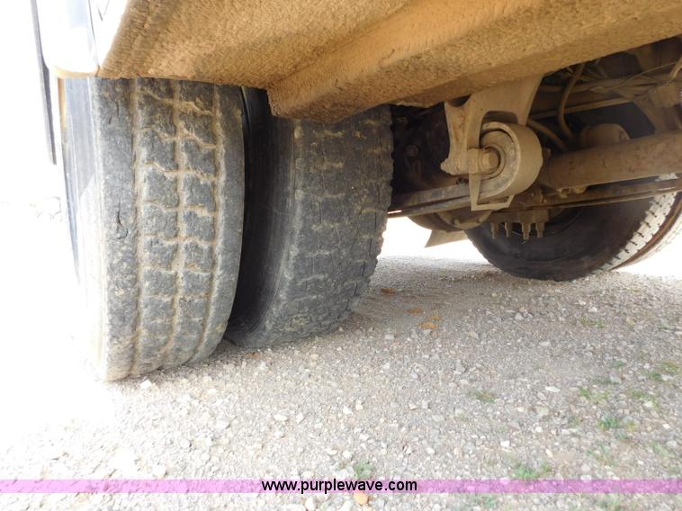 image for item L5855 2005 Ford F750 Super Duty service truck with crane