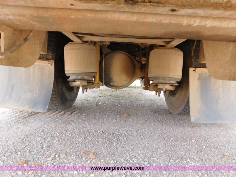 image for item L5855 2005 Ford F750 Super Duty service truck with crane