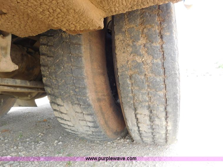 image for item L5855 2005 Ford F750 Super Duty service truck with crane