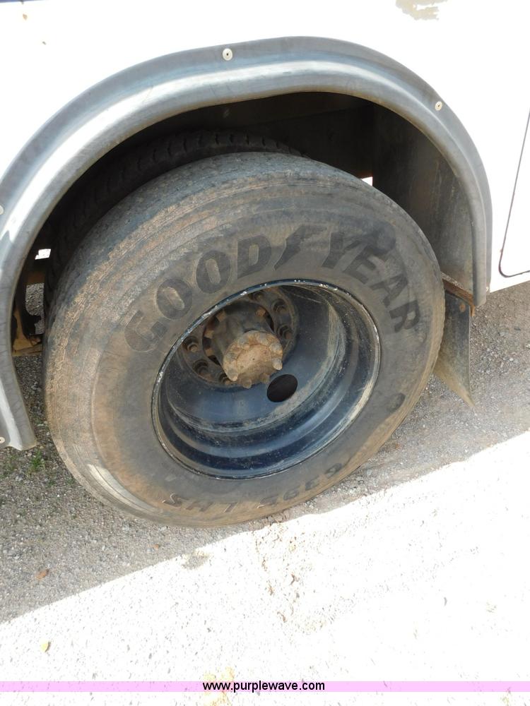 image for item L5855 2005 Ford F750 Super Duty service truck with crane