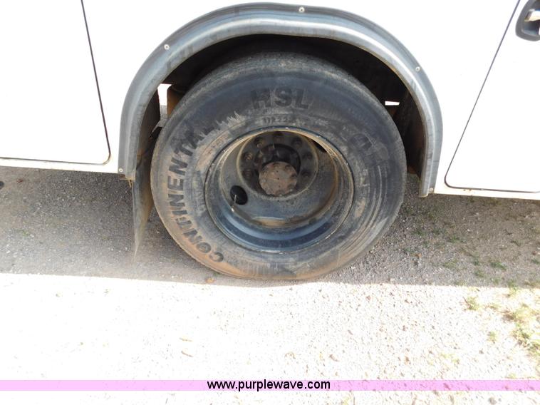 image for item L5855 2005 Ford F750 Super Duty service truck with crane