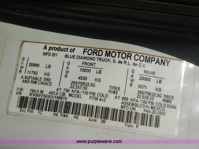 image for item L5855 2005 Ford F750 Super Duty service truck with crane