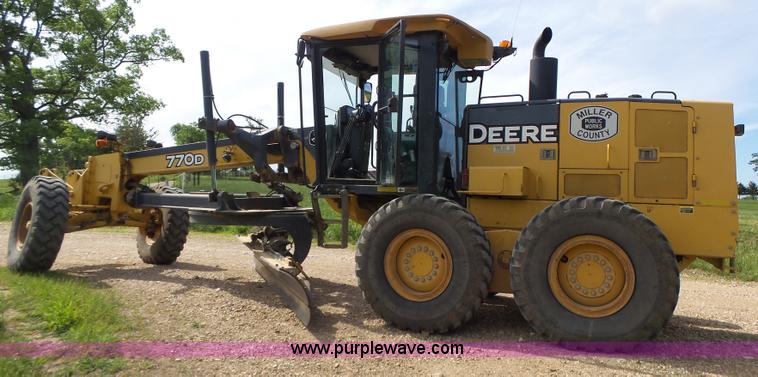 image for item L6081 2005 John Deere 770D motor grader