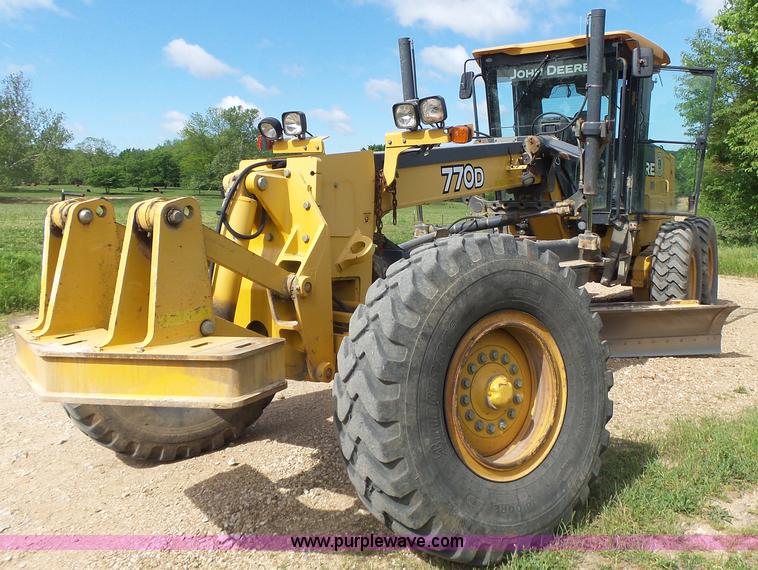 image for item L6081 2005 John Deere 770D motor grader