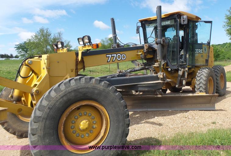 image for item L6081 2005 John Deere 770D motor grader