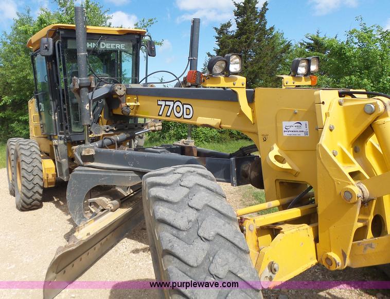image for item L6081 2005 John Deere 770D motor grader