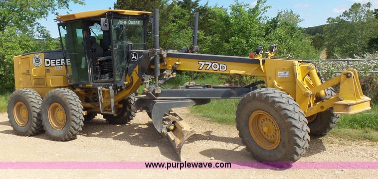 image for item L6081 2005 John Deere 770D motor grader