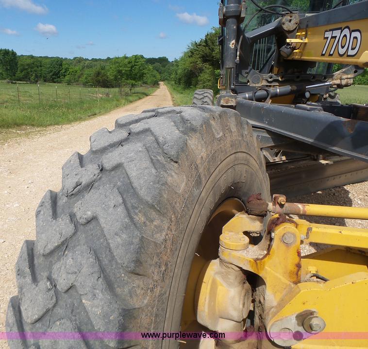 image for item L6081 2005 John Deere 770D motor grader