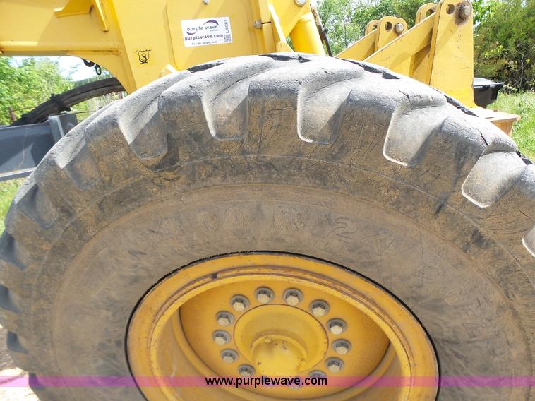 image for item L6081 2005 John Deere 770D motor grader