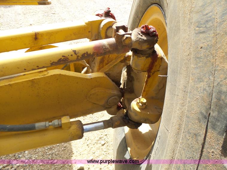 image for item L6081 2005 John Deere 770D motor grader