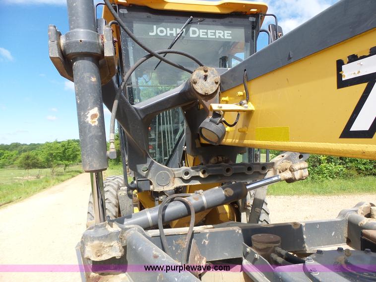 image for item L6081 2005 John Deere 770D motor grader