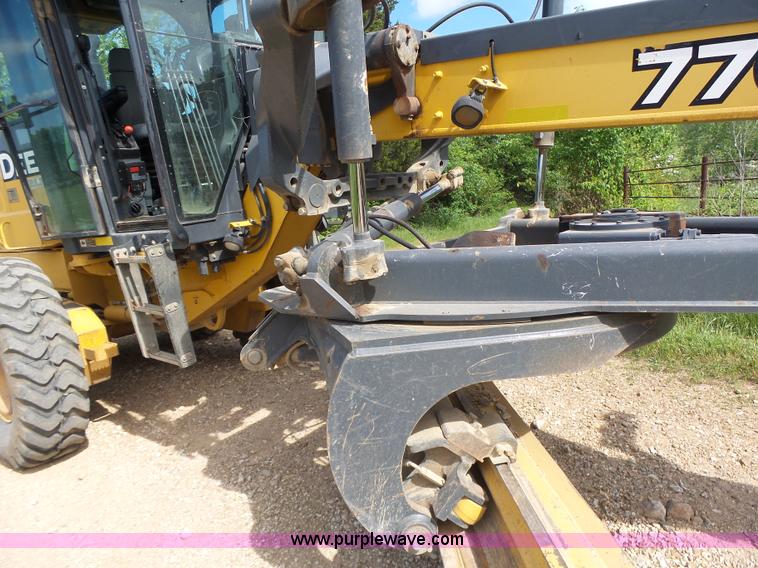 image for item L6081 2005 John Deere 770D motor grader