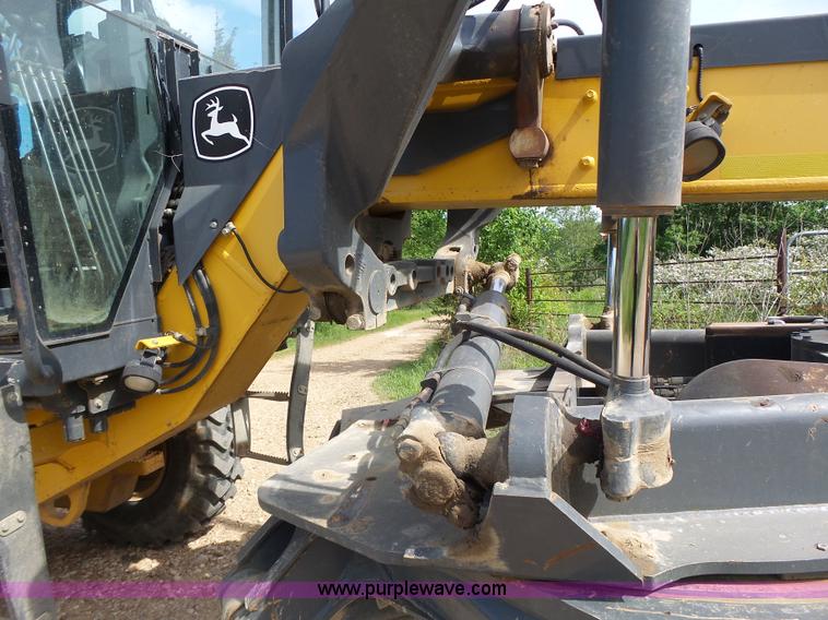 image for item L6081 2005 John Deere 770D motor grader