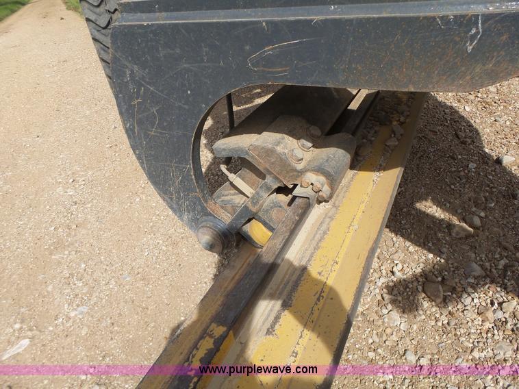 image for item L6081 2005 John Deere 770D motor grader